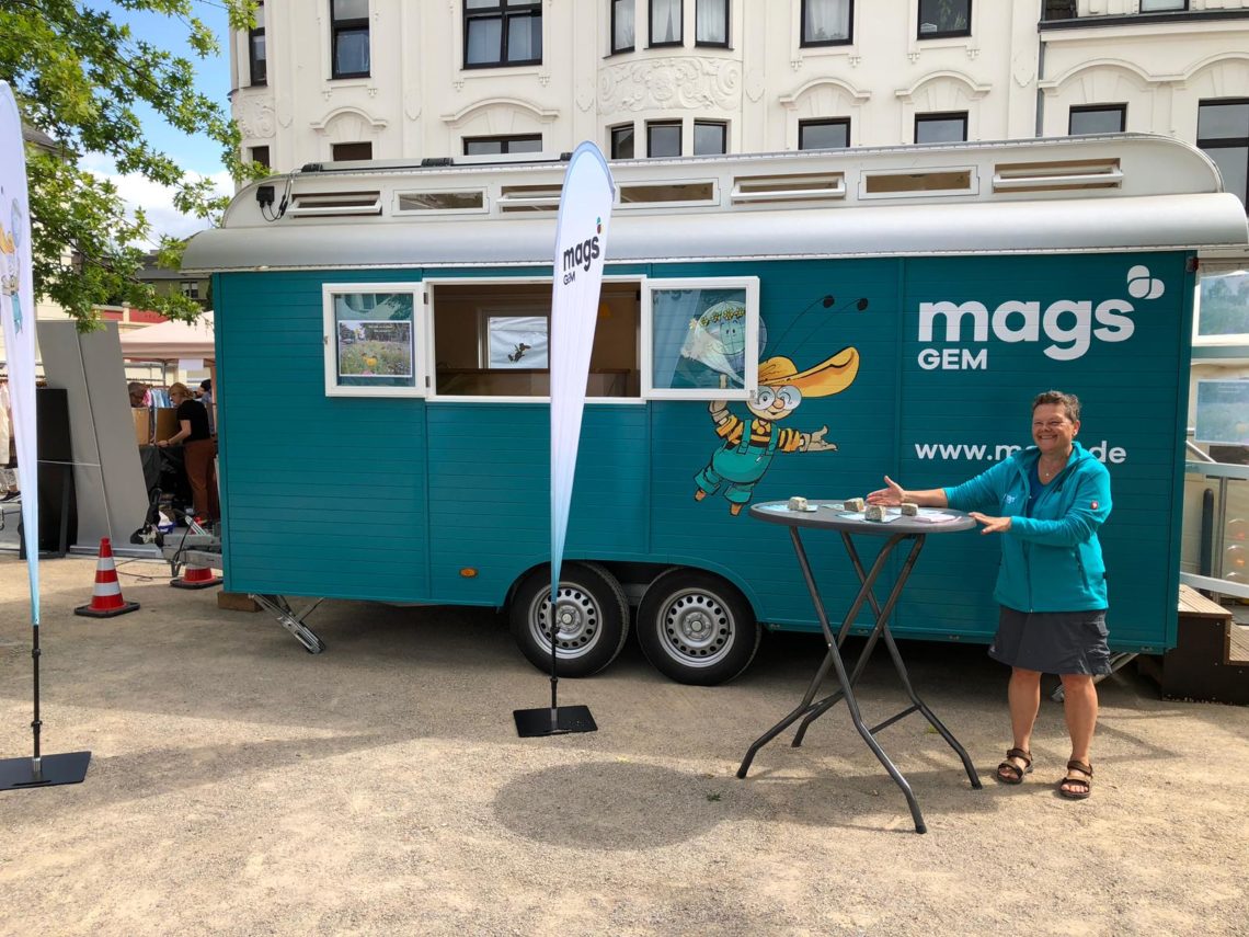 Mit dem Ausstellungswagen der GEM-Umweltbildung auf dem Greta Markt in Eicken.